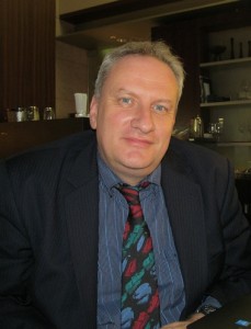 トマス・アッカーマン(Thomas Ackermann) 自然エネルギーのコンサルタント会社・EnergynauticsのCEO 兼共同創設者。ドイツ、スウェーデン、デンマーク、米国などの風力発電業界および電力業界での業務経験をもつ。現在、ストックホルム王立科学院 (スウェーデン)およびドイツのダルムシュタット工科大学(ドイツ)で講師を務める。毎年開催される"Wind and Solar Integration Workshop"を 主催、電力業界や発展途上国に向けて、自然エネの系統連系に関する発言を続けている。ベルリン工科大学(ドイツ)で、機械工学の修士号およびMBA、ダンディン大学(ニュージーランド)で物理学の修士号、ストックホルム王立科学院で博士号を取得。