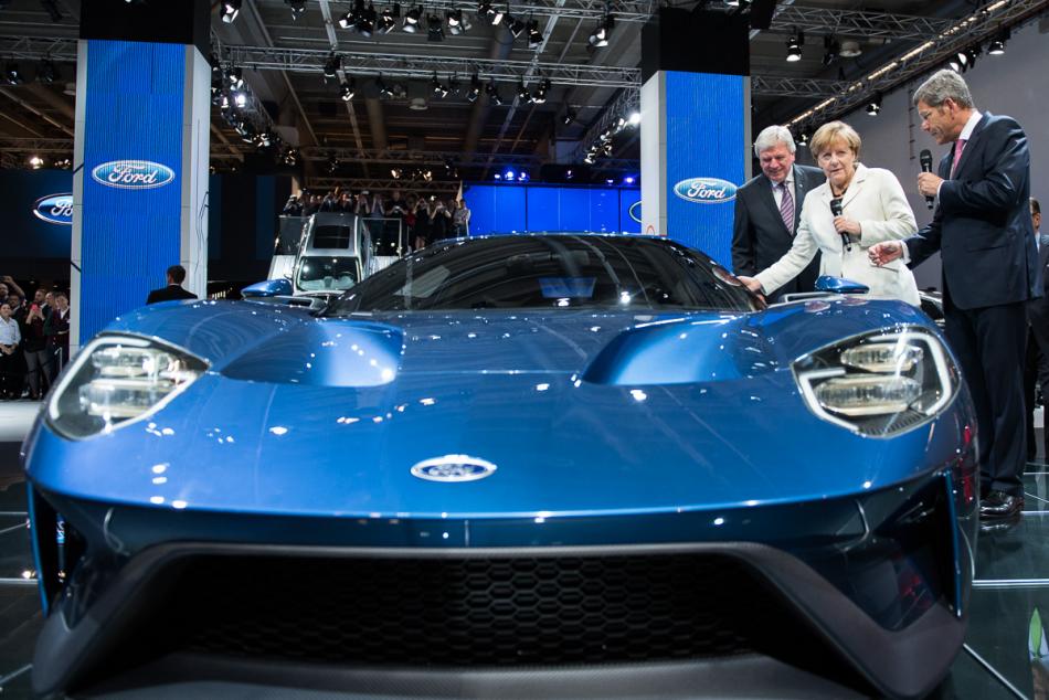 自動車産業との接近:フランクフルト国際モーターショー2015でのメルケル首相 Photo: Bundesregierung/Kugler.