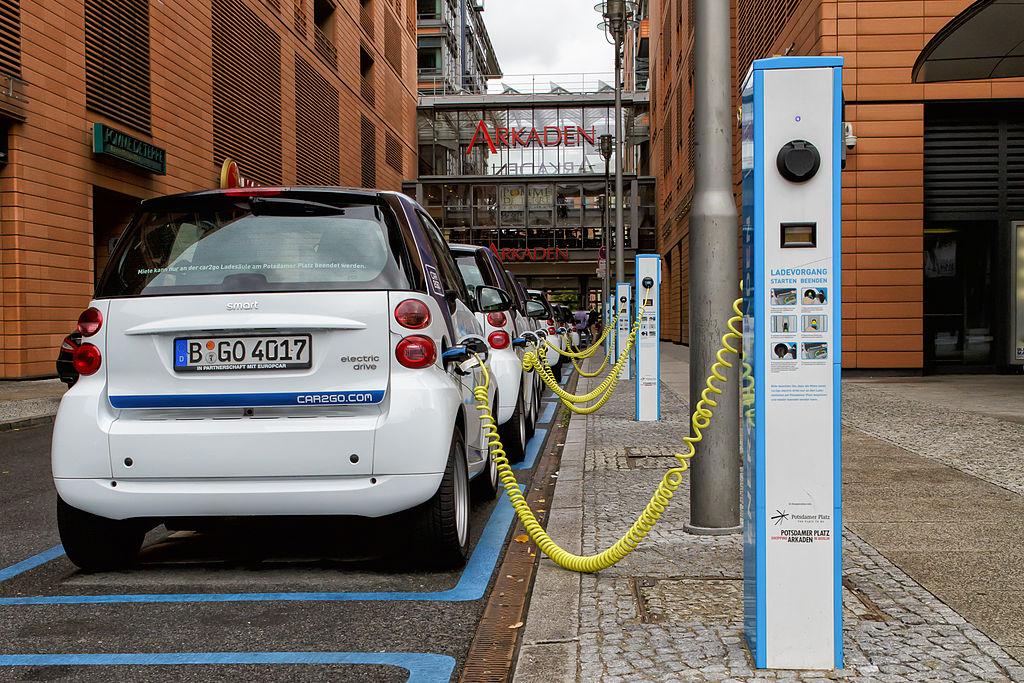 ベルリン ポツダム広場のeモビリティ充電. Source: avda, wikimedia commons.