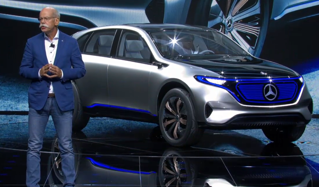 パリの自動車ショーで電気自動車EQを紹介するダイムラーCEO のディーター・ゼッチェ氏. Photo: © Daimler presentation.